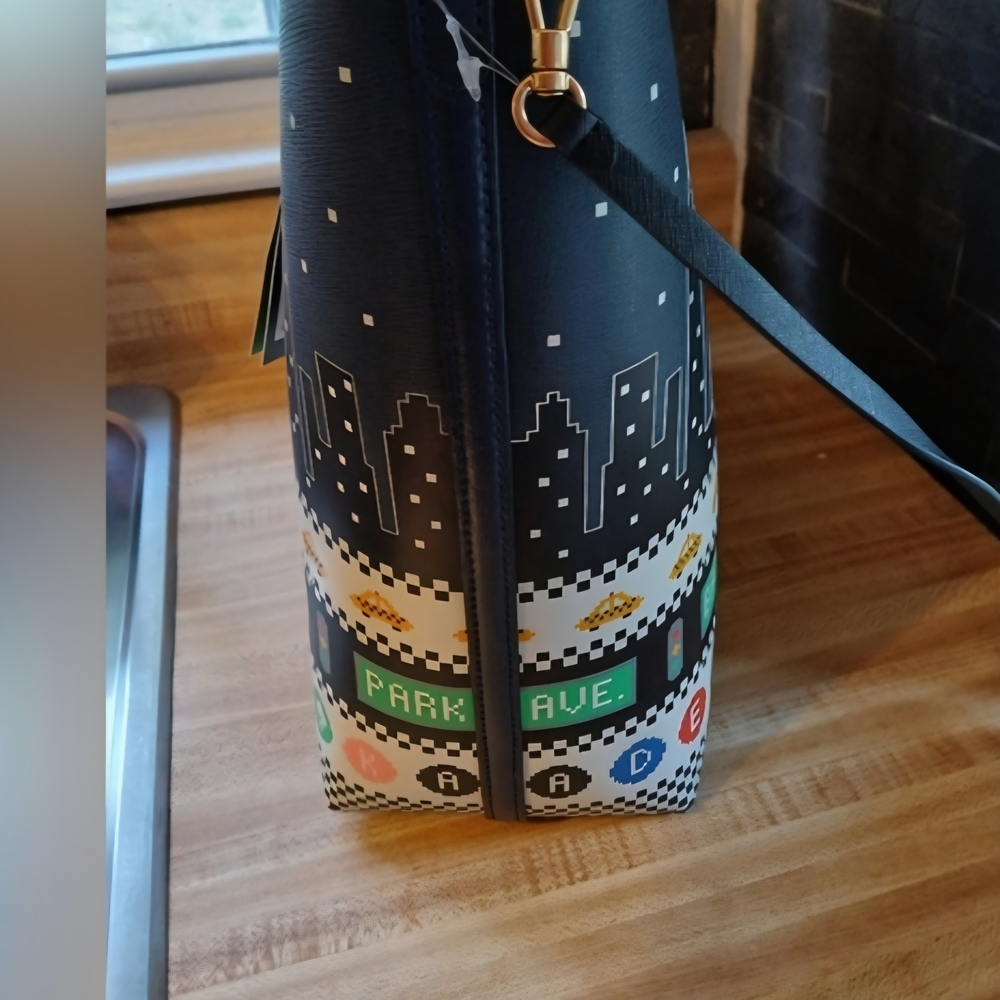 💥LOW START Kate Spade Big Apple Tote AND Wristlet - Picture 8 of 9